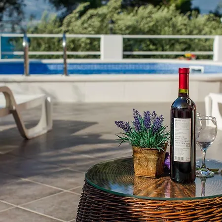 شقة Nostra تروغير