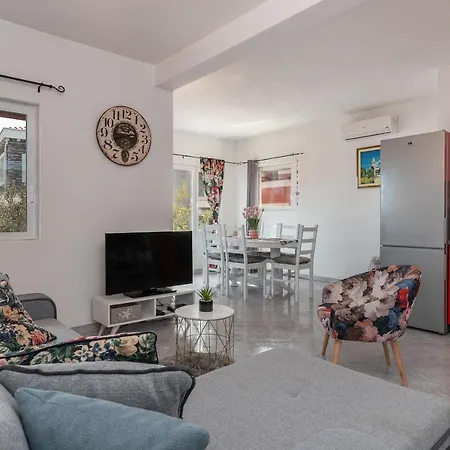 Nostra Apartman *